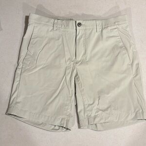 Like New!! Mens Perry Ellis Stretch Golf Shorts Size 32 waist. 7” length